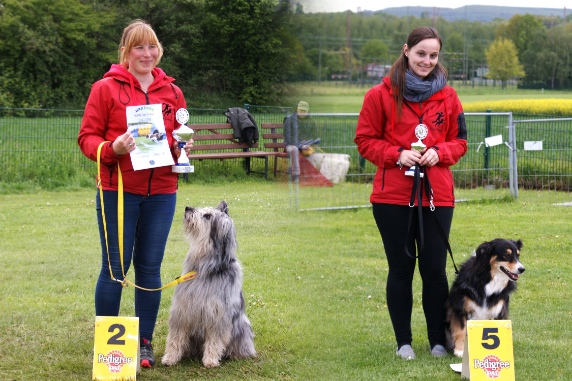 Verena und Joyce, Sabrina und Blue auf dem Treppchen des 1. IRJGV Agility Cups, Region Nord-West