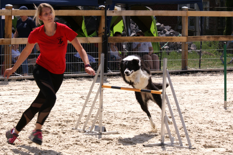 Kirstin und Riley, Jumping